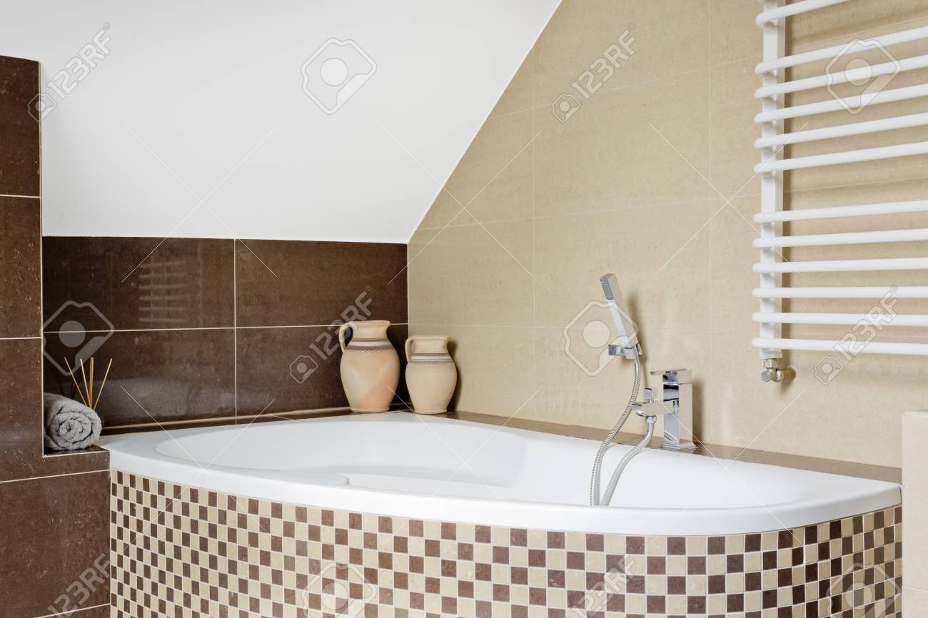 Interieur Luxueux De Salle De Bain En Brun Avec Baignoire En Mosaique Banque D Images Et Photos Libres De Droits Image 63502227 Interieur Luxueux De Salle De Bain En Brun Avec Baignoire En Mosaique Banque D Images Et Photos Libres De Droits Image 63502227