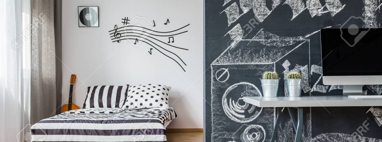 Innen Helles Zimmer Mit Einer Nische Fur Bett Und Bereich Mit Schreibtisch Und Computer Lizenzfreie Fotos Bilder Und Stock Fotografie Image 63520662