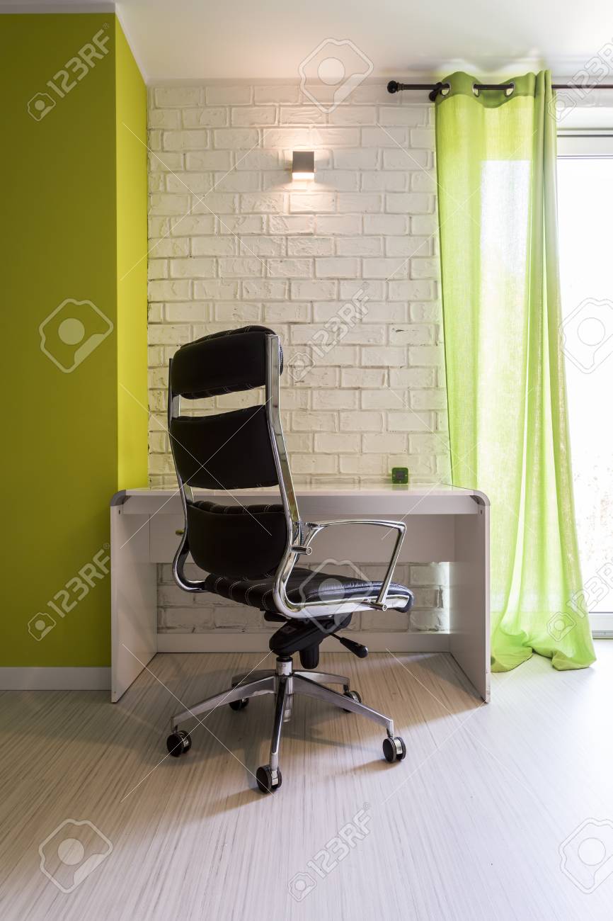bild der modernen home office schreibtische metall shot von einem stuhl und schreibtisch in modernen grünen weißen homeoffice von einem und in modernen grünen bild der modernen home office schreibtische metall shot von einem stuhl und schreibtisch in modernen grünen weißen homeoffice von einem und in modernen grünen