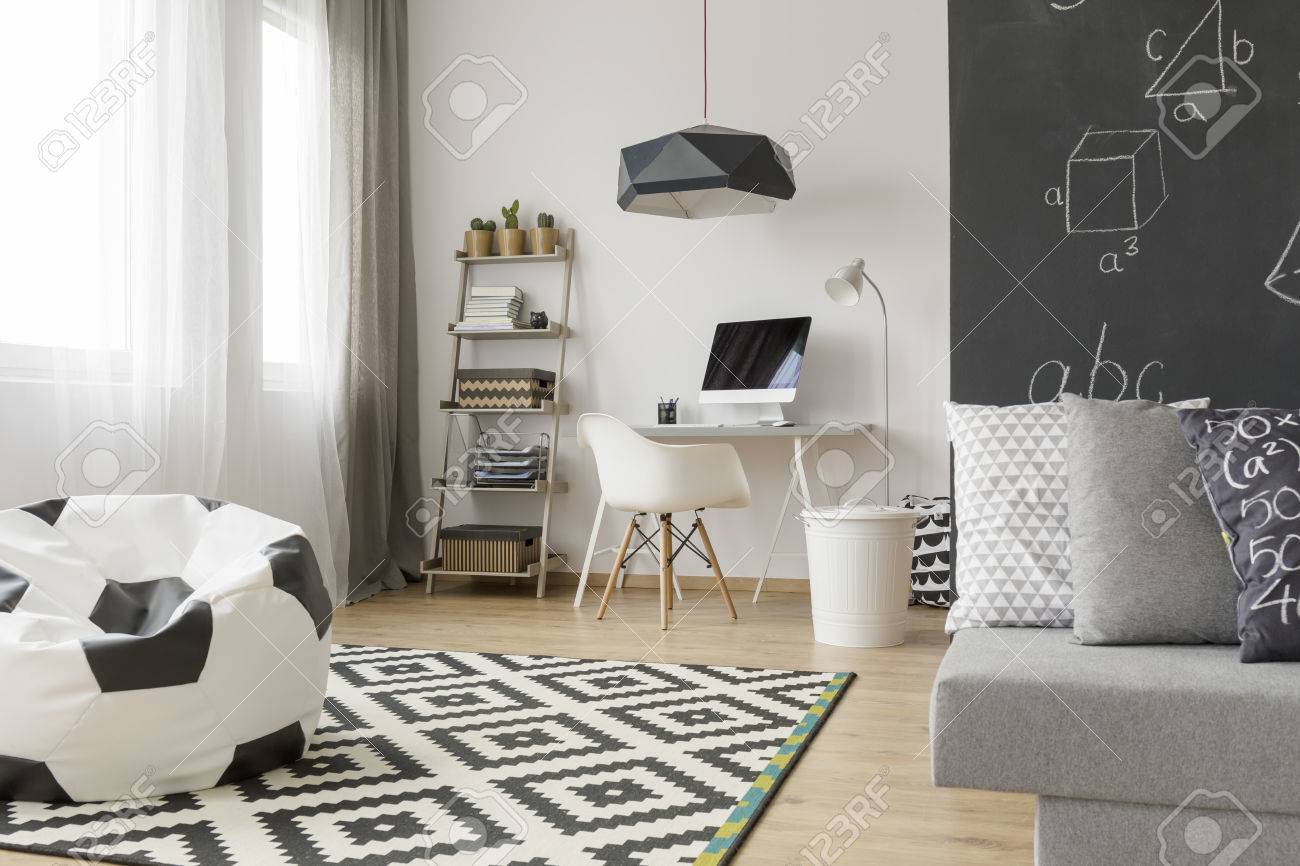Geraumige Teenager Zimmer In Schwarz Und Weiss Mit Fenster Muster Teppich Fussball Sack Stuhl Ein Sofa Tafel Und Untersuchungsgebiet Lizenzfreie Fotos Bilder Und Stock Fotografie Image 63725294