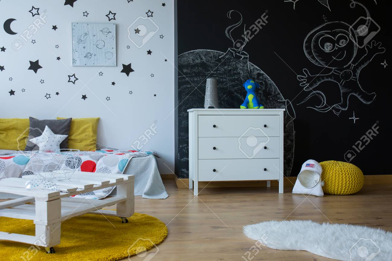 wand kinderzimmer, kinderzimmer im zeitgenössischen stil mit wandtafel, sternen an der, Design ideen