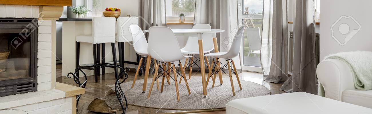 Vista Del área De Comedor En Casa Con Mesa Blanca Y Sillas Y ... Vista Del área De Comedor En Casa Con Mesa Blanca Y Sillas Y ...