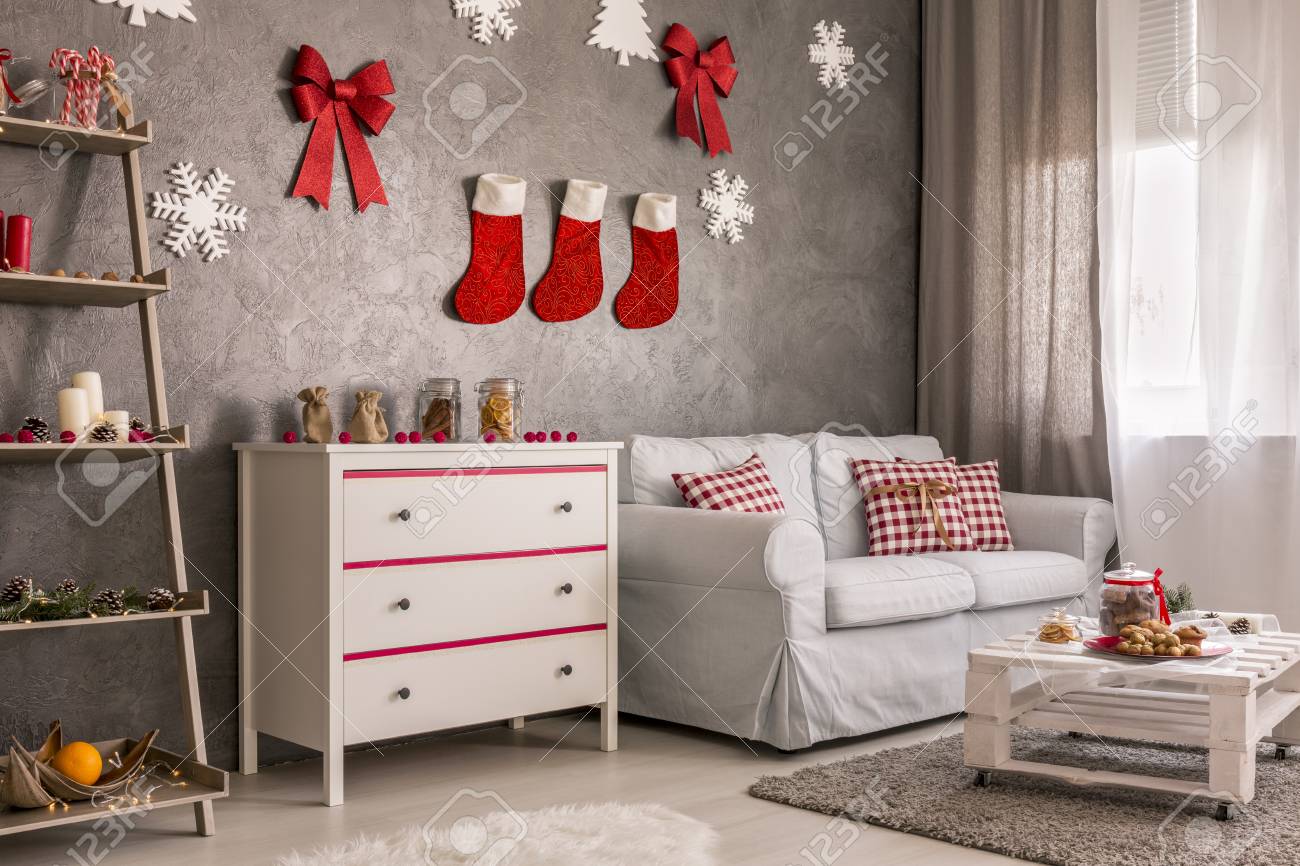 Lichte En Ruime Woonkamer Met Prachtige Rode En Witte ... Lichte En Ruime Woonkamer Met Prachtige Rode En Witte ...