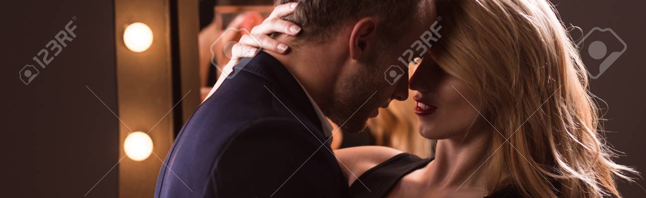 カップルが抱き合ってキスする前に の写真素材 画像素材 Image カップルが抱き合ってキスする前に の写真素材 画像素材 Image