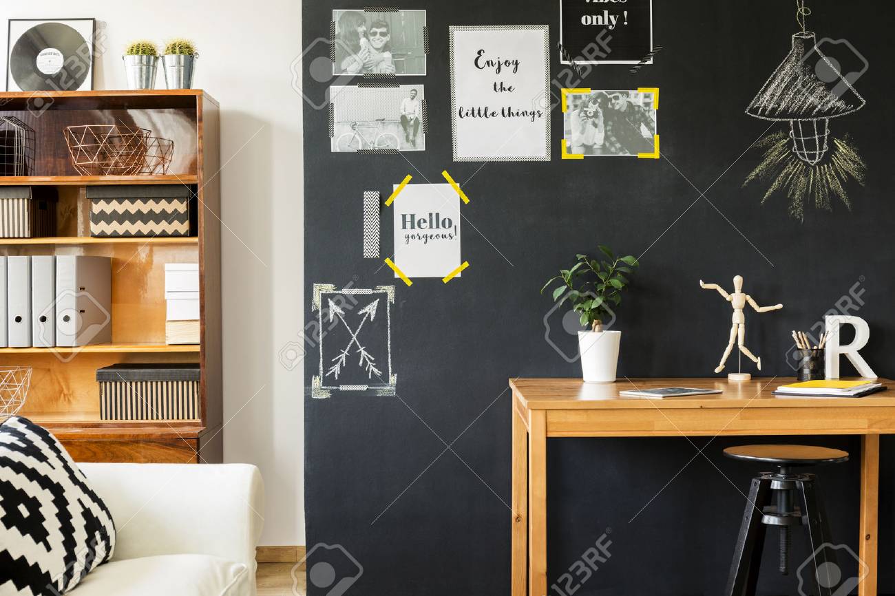 Dibujo Tabla Con Los Accesorios Del Artista Por La Pared De La