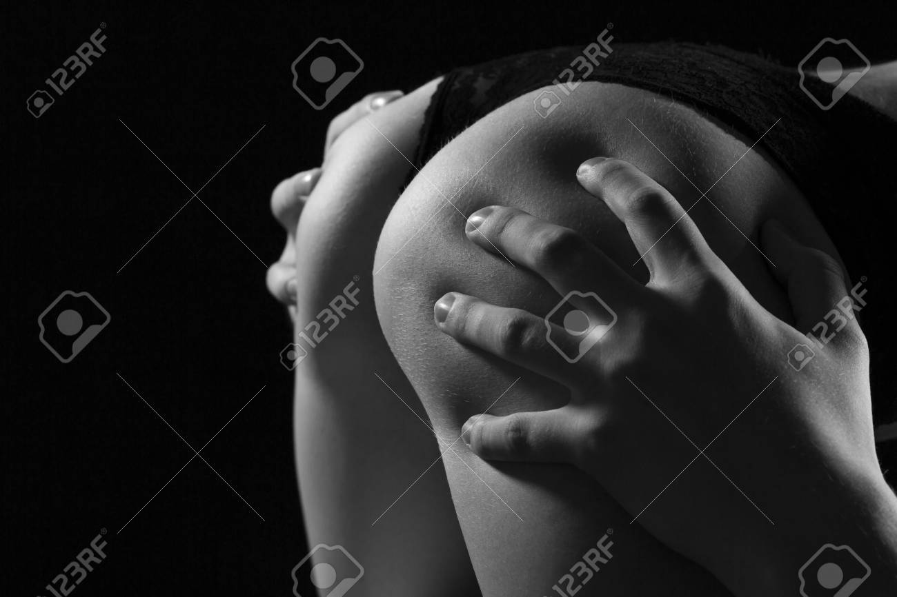 Las Manos Del Hombre Agarrando Las Nalgas De La Mujer Sexy En Lencería  Negra Fotos, retratos, imágenes y fotografía de archivo libres de derecho.  Image 65937490