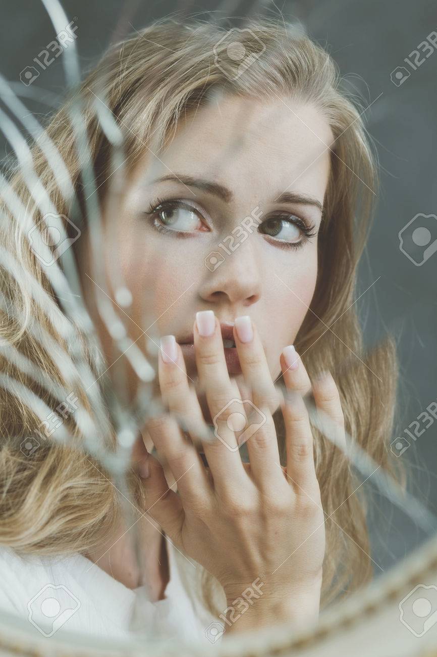 Brise Miroir Reflet De Beutiful Femme Triste Banque D Images Et Photos Libres De Droits Image
