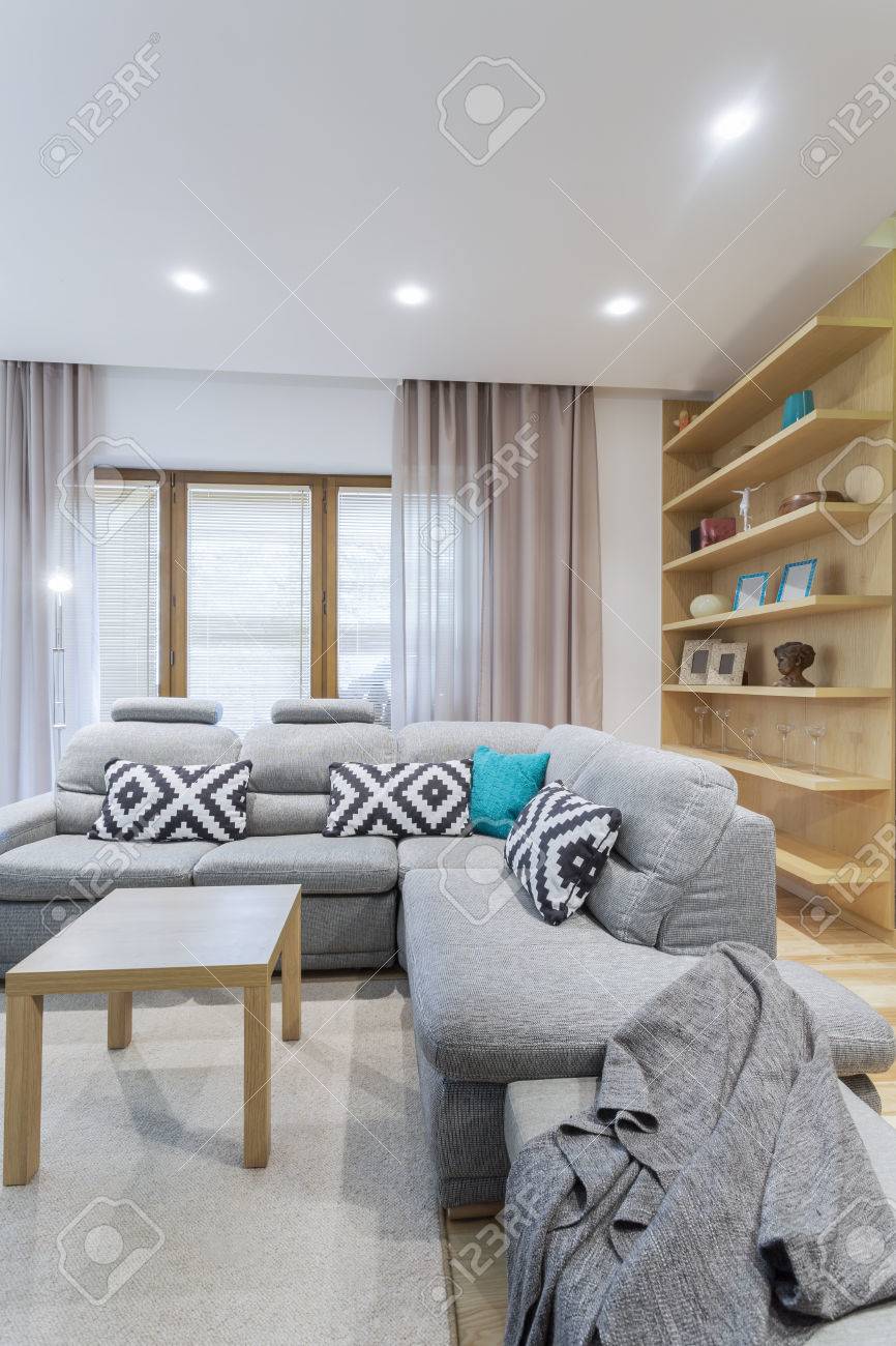 Große Polster Ecksofa Mit Dekorativen Kissen Und Eine Graue Decke In ... Große Polster Ecksofa Mit Dekorativen Kissen Und Eine Graue Decke In ...