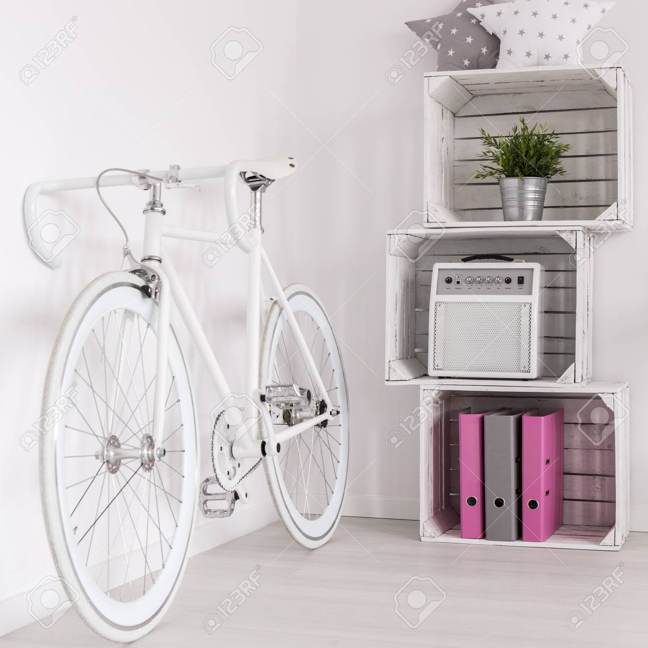 白のビンテージ自転車と北欧シンプルなフラットの棚として木箱 の写真 