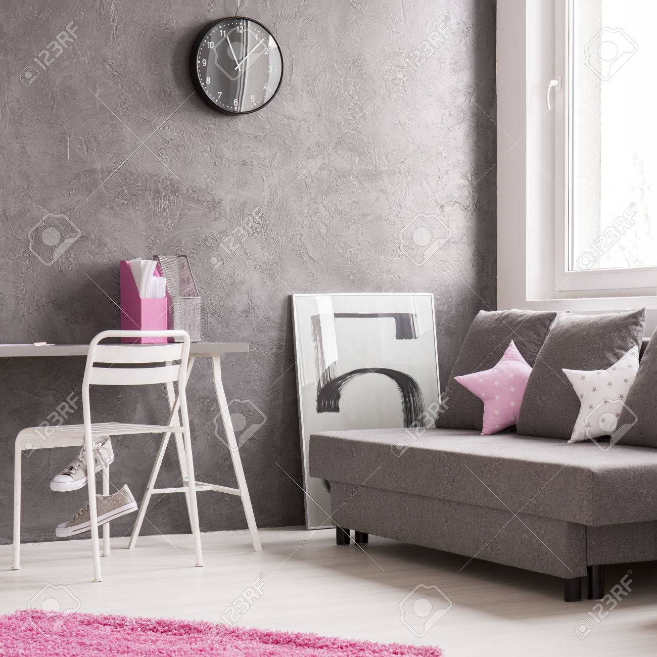 Minimalist moderne Wohnung für Studenten in grau und rosa mit Sofa, Schreibtisch und Stuhl Minimalist moderne Wohnung für Studenten in grau und rosa mit Sofa, Schreibtisch und Stuhl