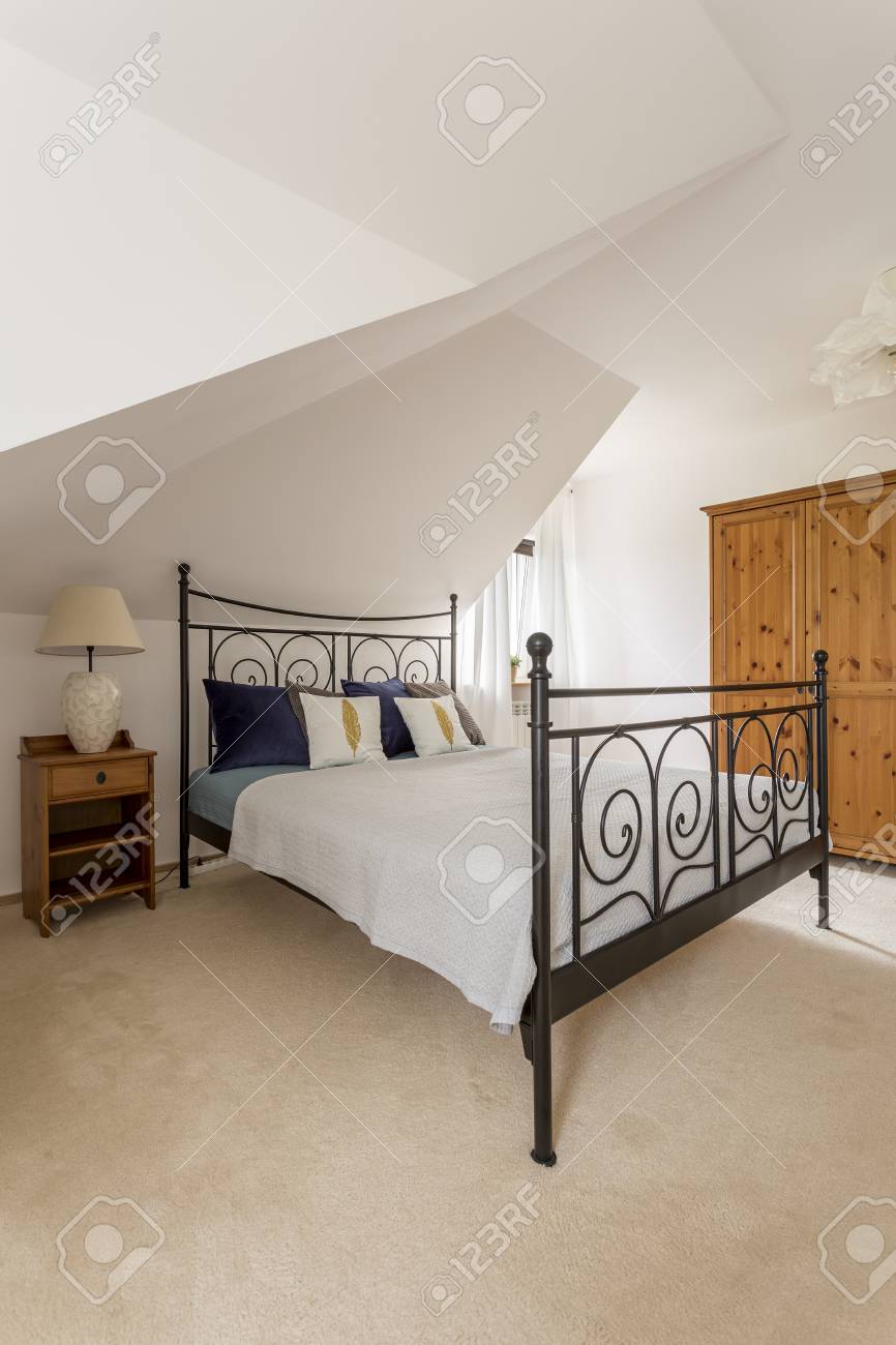 Schuss Von Einem Weißen Schlafzimmer Mit Einem Bett Und Einem Großen ... Schuss Von Einem Weißen Schlafzimmer Mit Einem Bett Und Einem Großen ...
