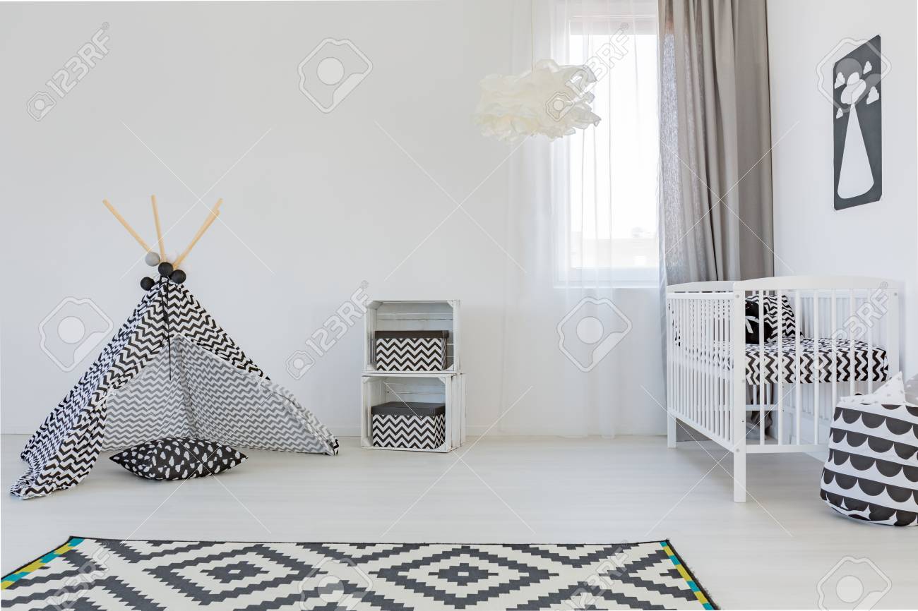 Chambre Bebe Legere Avec Lit Bebe Blanc Tapis Et Tente De Jeu Banque D Images Et Photos Libres De Droits Image