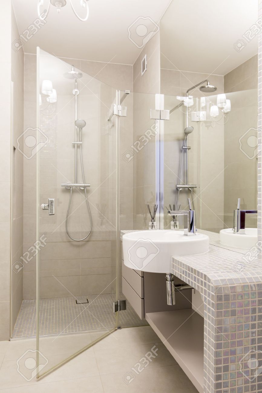 Cuarto De Baño Moderno Con Cabina De Ducha De Cristal Y Lavabo Con ... Cuarto De Baño Moderno Con Cabina De Ducha De Cristal Y Lavabo Con ...