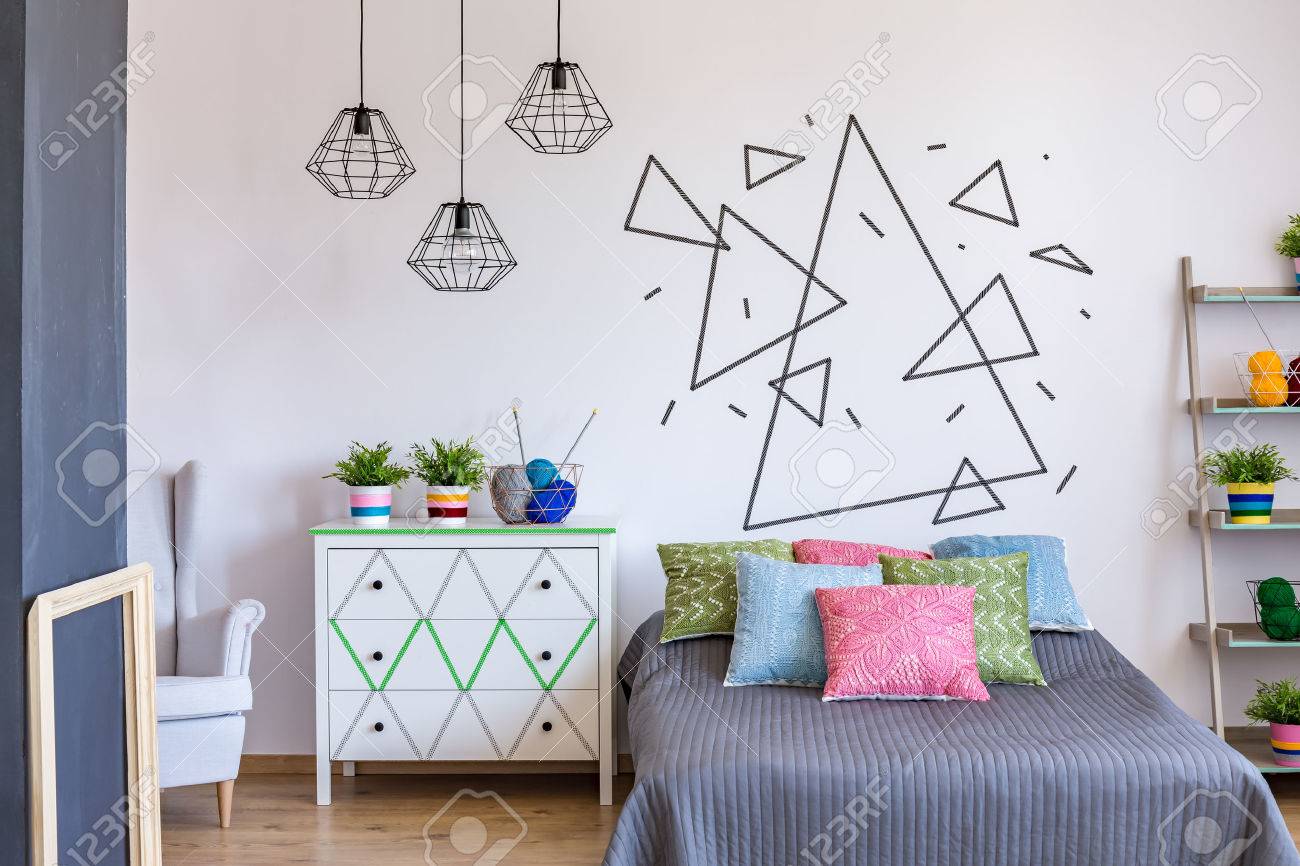Intérieur De La Chambre Colorée Avec Lit, Commode Et La Grille Avec ... Intérieur De La Chambre Colorée Avec Lit, Commode Et La Grille Avec ...