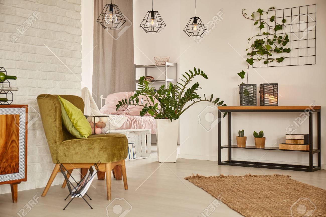 White Home Interieur Mit Grünen Sessel Und Mauer Lizenzfreie Fotos ... White Home Interieur Mit Grünen Sessel Und Mauer Lizenzfreie Fotos ...