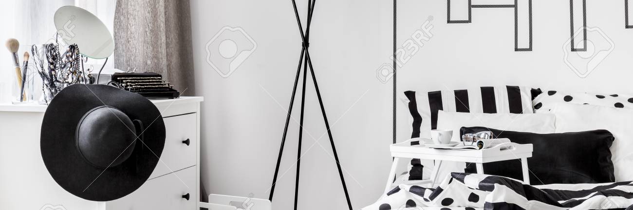 Dormitorio Femenino Monocromatico Con Ropa De Cama Patron