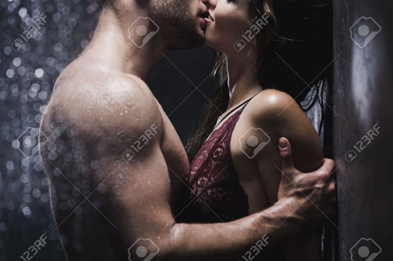 裸のカップルがシャワーで情熱的にキス の写真素材 画像素材 Image