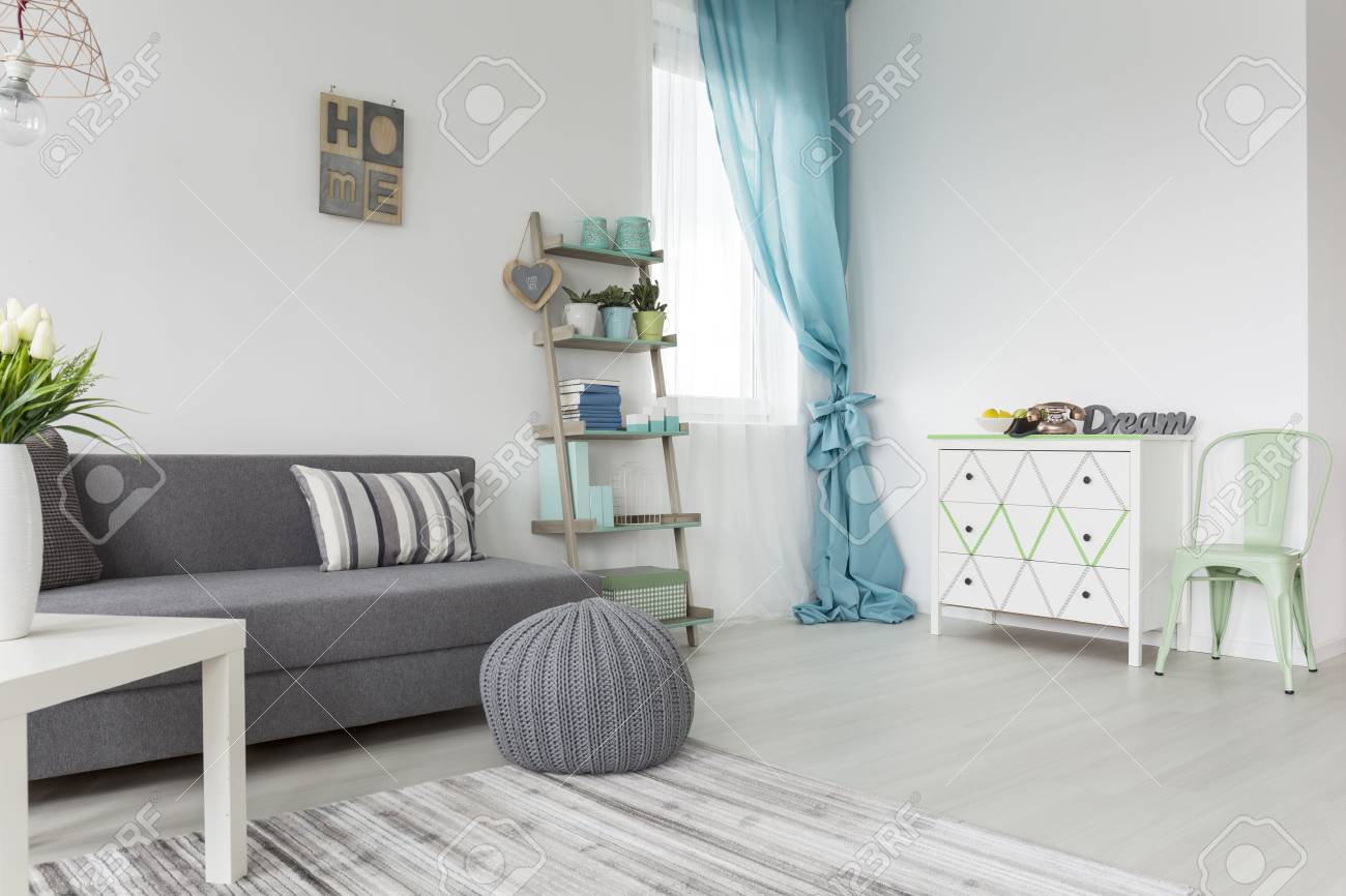 Soggiorno In Tonalità Di Grigio E Colori Pastello Con Divano Letto ... Soggiorno In Tonalità Di Grigio E Colori Pastello Con Divano Letto ...