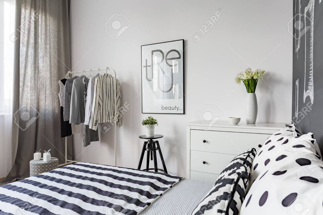 Elegante Camera Da Letto Bianca E Nera Con Letto Grande Progettato ... Elegante Camera Da Letto Bianca E Nera Con Letto Grande Progettato ...