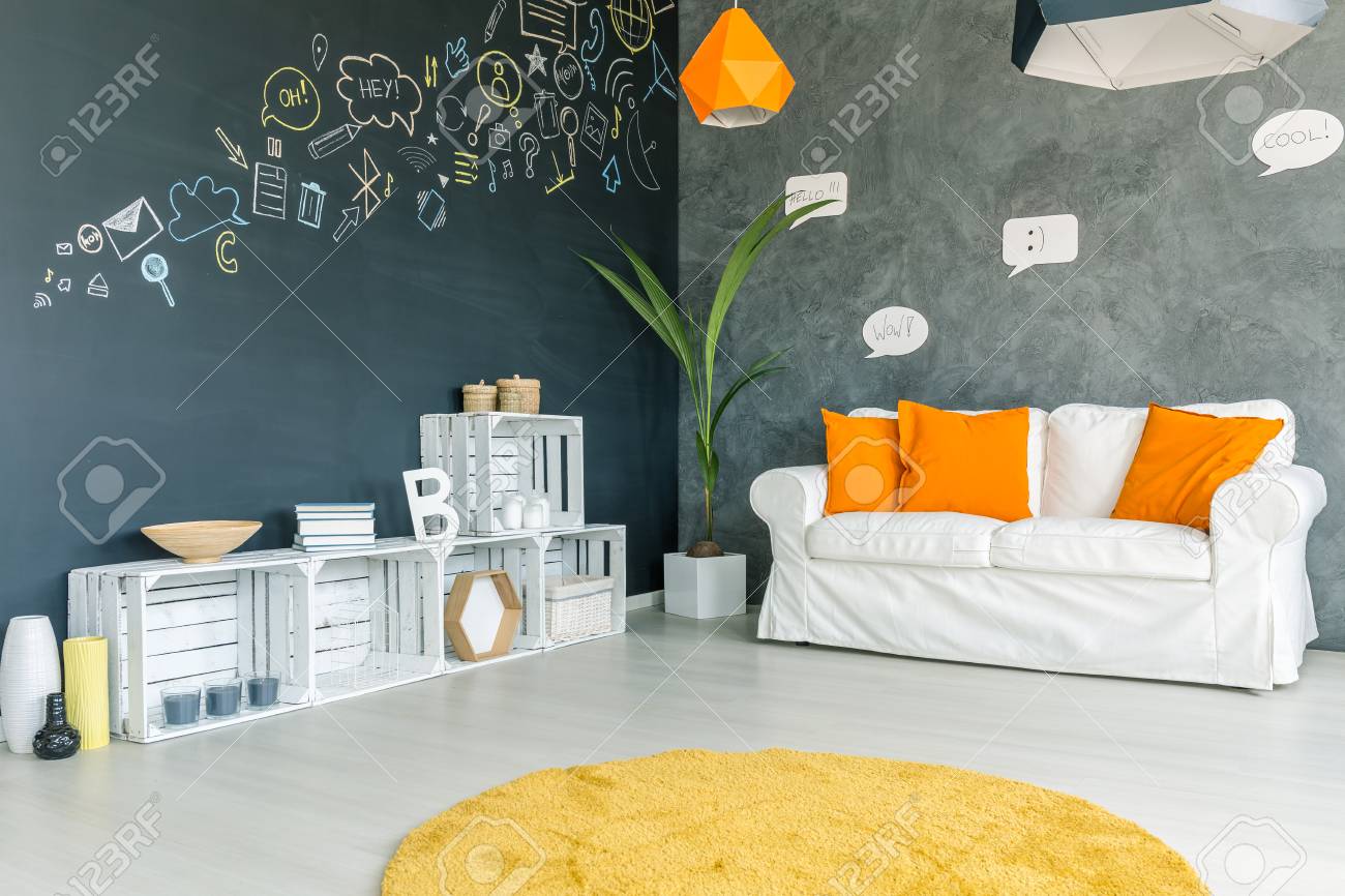 白いソファ オレンジ色の枕 黄色い絨毯の部屋 の写真素材 画像素材 Image