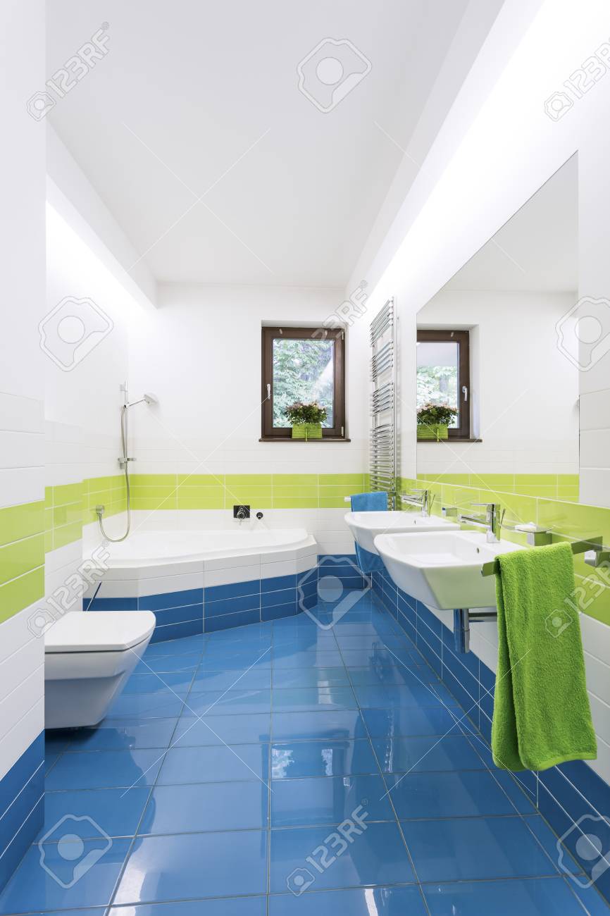 お風呂 流し 青と緑のタイルでトイレ付きカラフルなモダンなバスルーム の写真素材 画像素材 Image