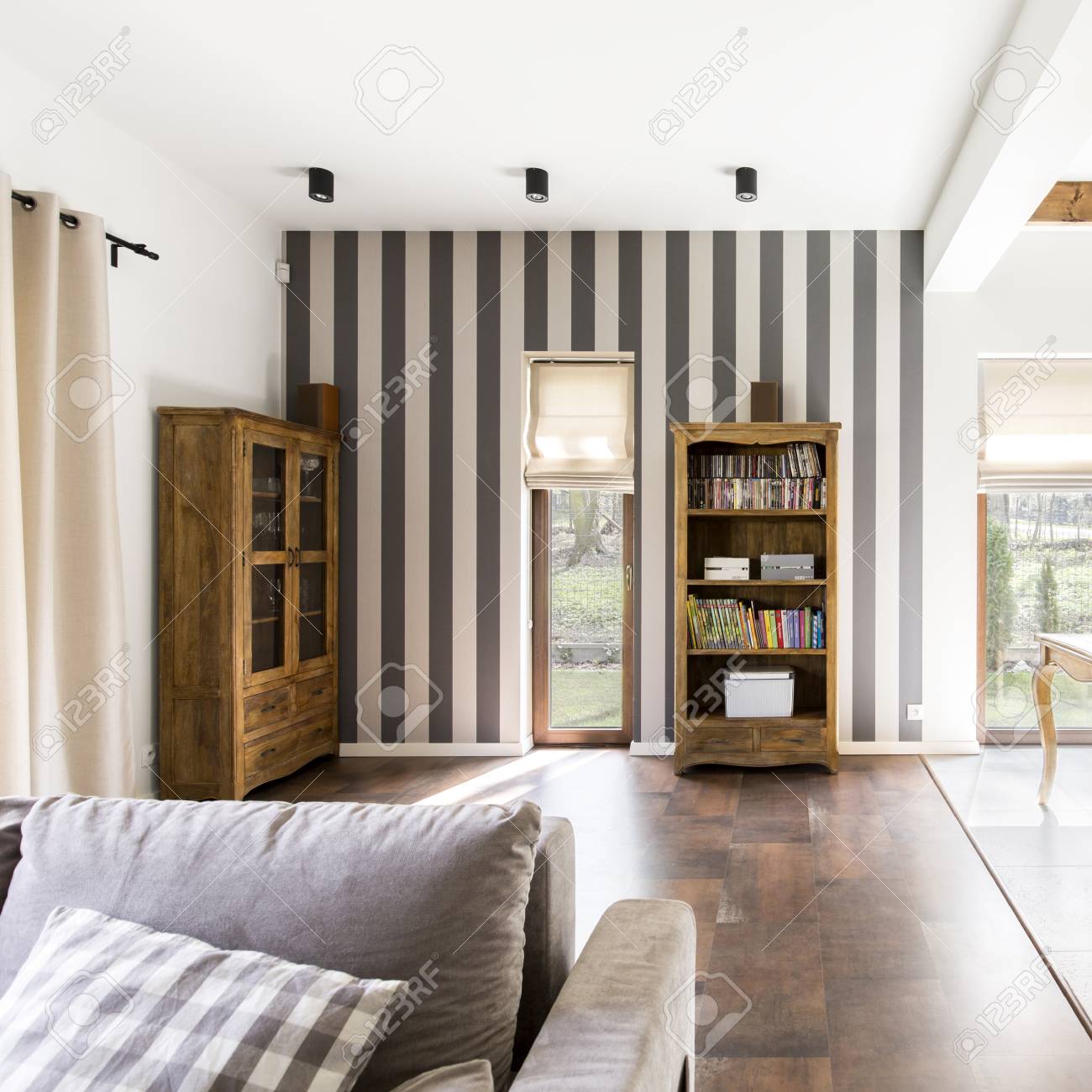 Téléchargement gratuit Images Interieur De Maison Confortable Elegant Avec Papier Peint Raye le plus cool par