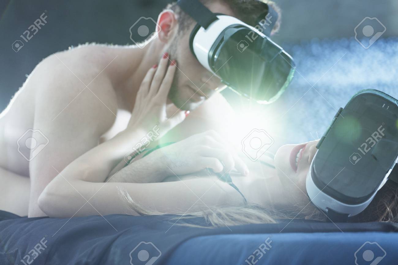カップルは女性の胸を触る男とベッドの上で横になっているゴーグル の写真素材 画像素材 Image カップルは女性の胸を触る男とベッドの上で横になっているゴーグル の写真素材 画像素材 Image