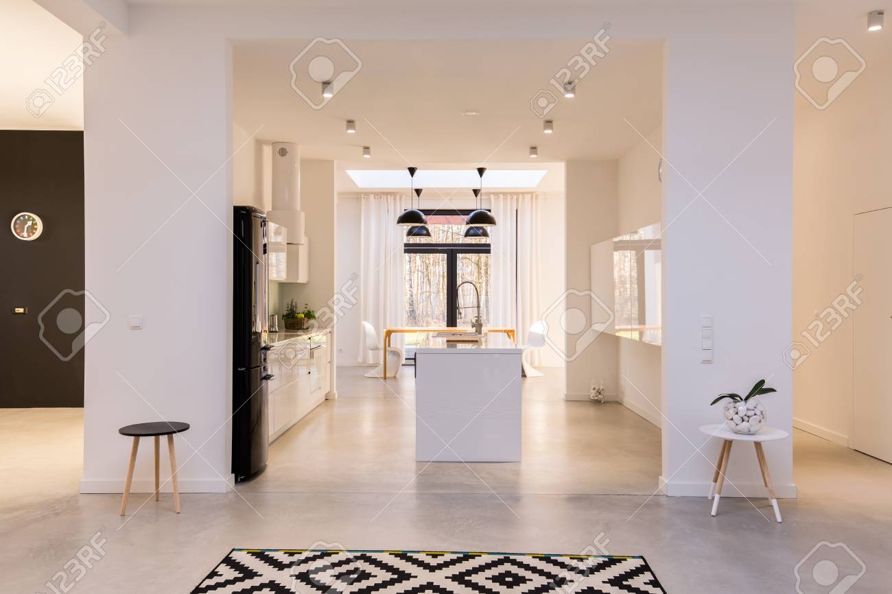 Grande Cucina Bianca Con Isola Nel Mezzo Collegata Con Spaziosa Sala ... Grande Cucina Bianca Con Isola Nel Mezzo Collegata Con Spaziosa Sala ...