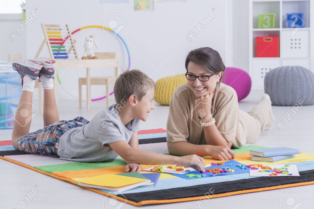 家庭教師と子供一緒に学習 床に横たわって の写真素材 画像素材 Image 家庭教師と子供一緒に学習 床に横たわって の写真素材 画像素材 Image