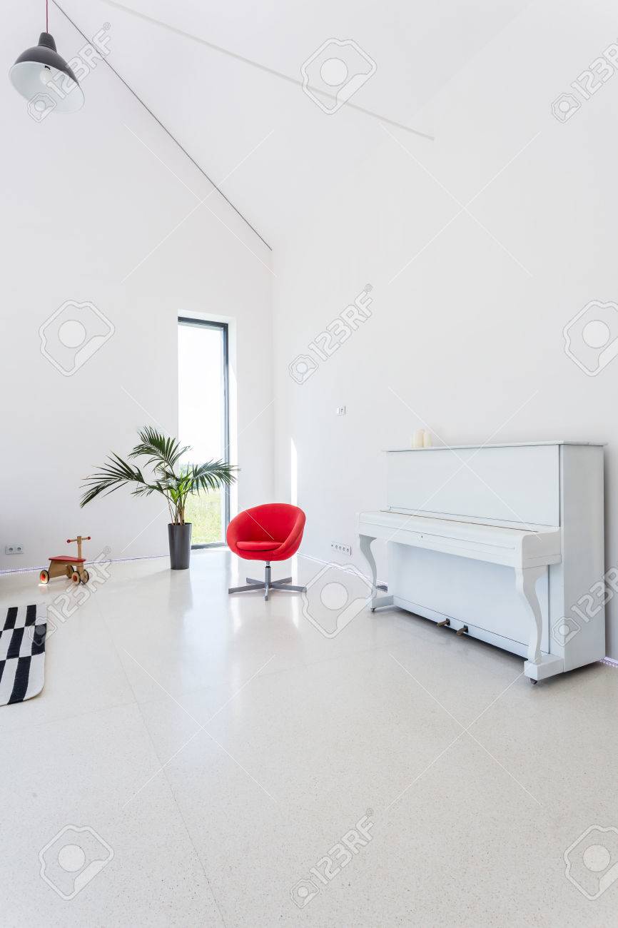 Bild Von Weissen Und Geraumigen Wohnzimmer Mit Modernen Roten Stuhl Klavier Und Dekorative Zimmerpflanze Lizenzfreie Fotos Bilder Und Stock Fotografie Image 70023267