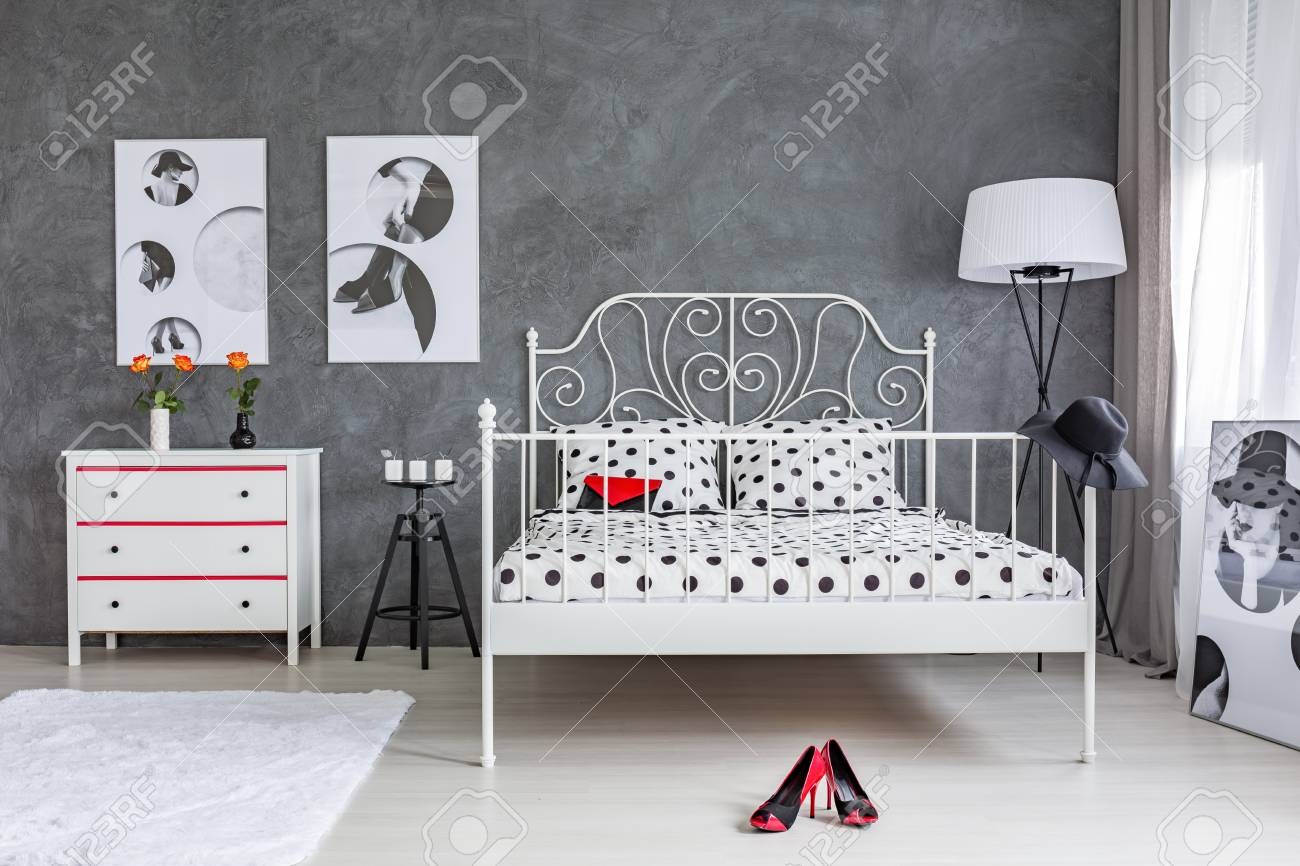 Concu Chambre Blanche Et Grise Moderne Spacieuse Avec Accessoires Feminins Banque D Images Et Photos Libres De Droits Image 70228722