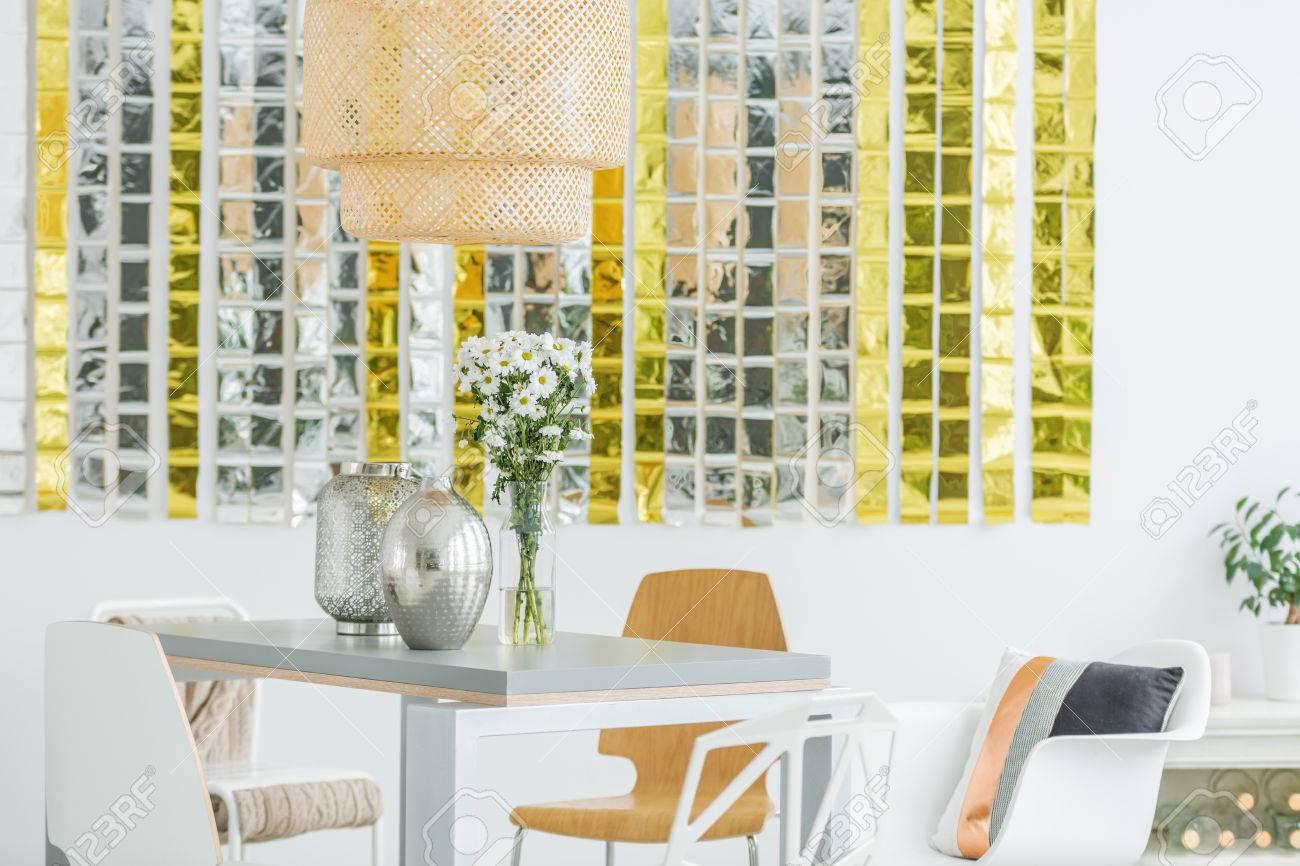 Habitacion Moderna Con Mesa De Comedor Sillas Y Elegante