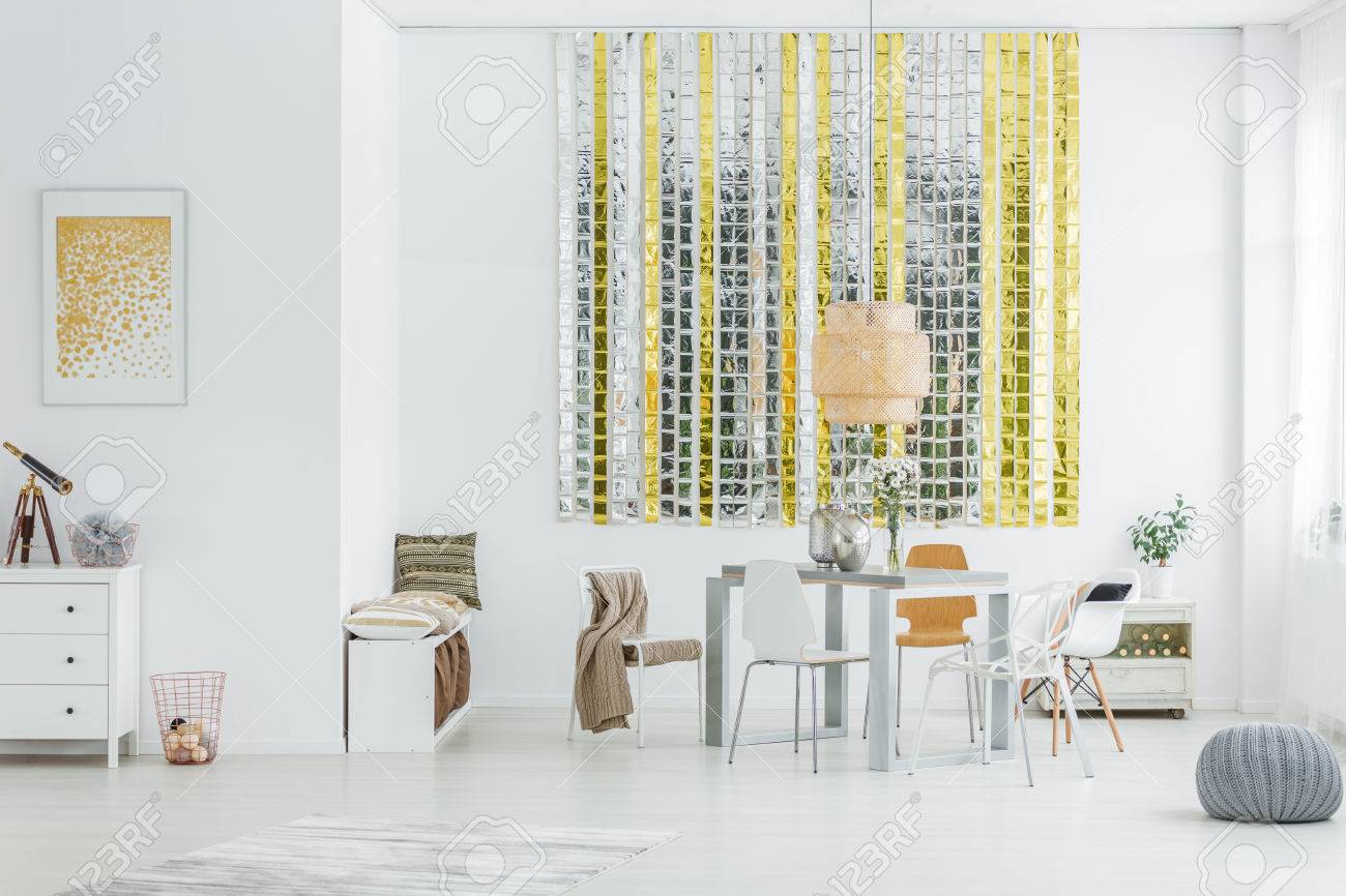 Loft De Moda Con Decoracion De Pared De Oro Y Plata Fotos