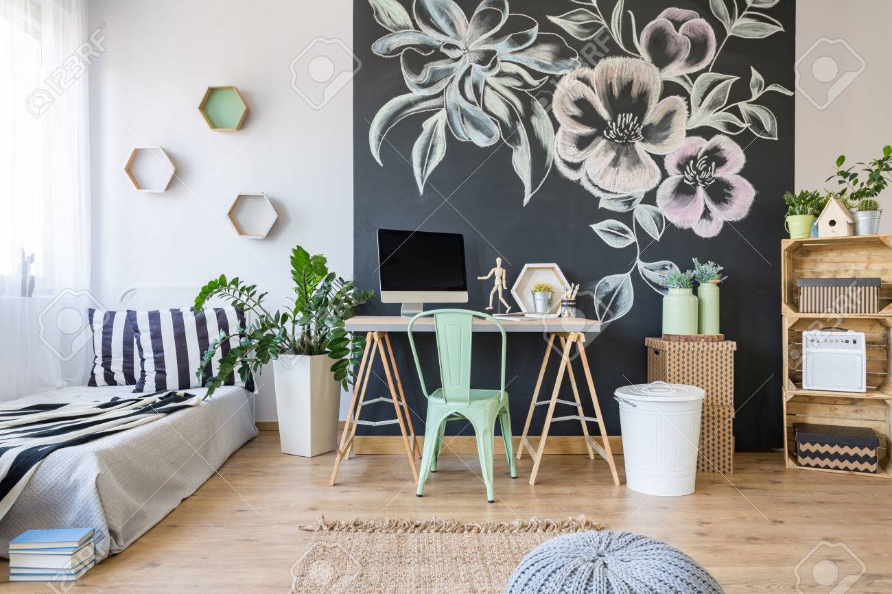 Chambre élégante et élégante avec décoration florale sur un tableau noir Chambre élégante et élégante avec décoration florale sur un tableau noir