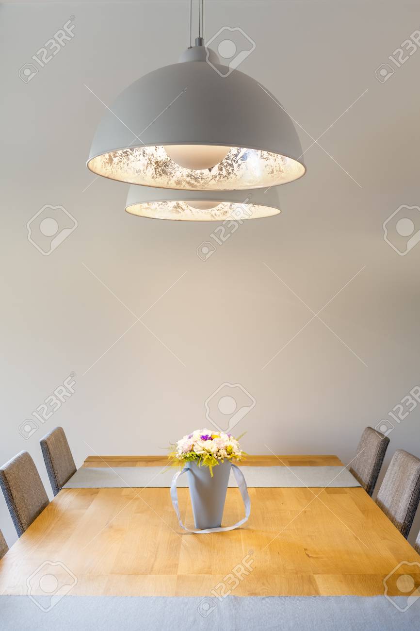 Habitación Blanca Con Mesa De Comedor De Madera Y Lámpara De Techo ... Habitación Blanca Con Mesa De Comedor De Madera Y Lámpara De Techo ...