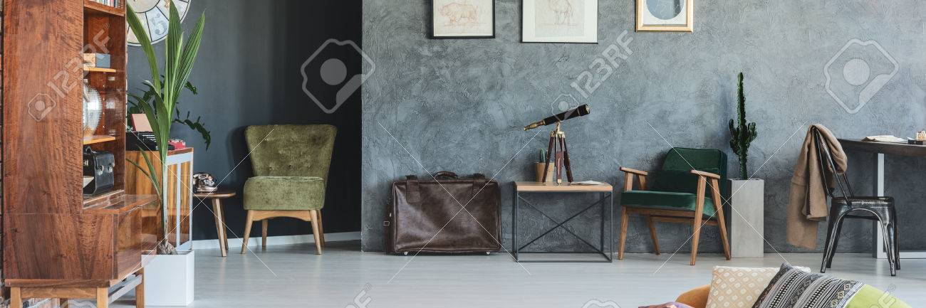 Graue Wohnung Mit Holz Bucherregal Sessel Und Stilvollen Accessoires Panorama Lizenzfreie Fotos Bilder Und Stock Fotografie Image 70962683