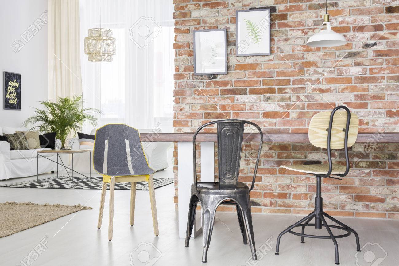 Neuer Loft Interieur Mit Backsteinmauer, Tisch, Stühlen Und Sofa ... Neuer Loft Interieur Mit Backsteinmauer, Tisch, Stühlen Und Sofa ...