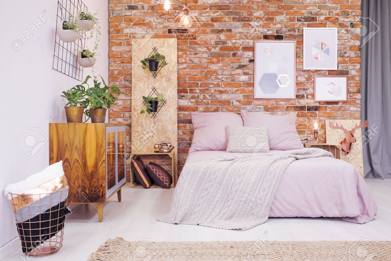 Industriële Slaapkamer Met Bed En Diy OSB-decoratie Royalty-Vrije ... Industriële Slaapkamer Met Bed En Diy OSB-decoratie Royalty-Vrije ...