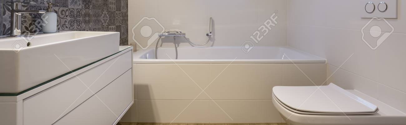 Elegantes Weisses Und Graues Badezimmer Mit Badewanne Und Grossem Waschbecken Lizenzfreie Fotos Bilder Und Stock Fotografie Image 71490335