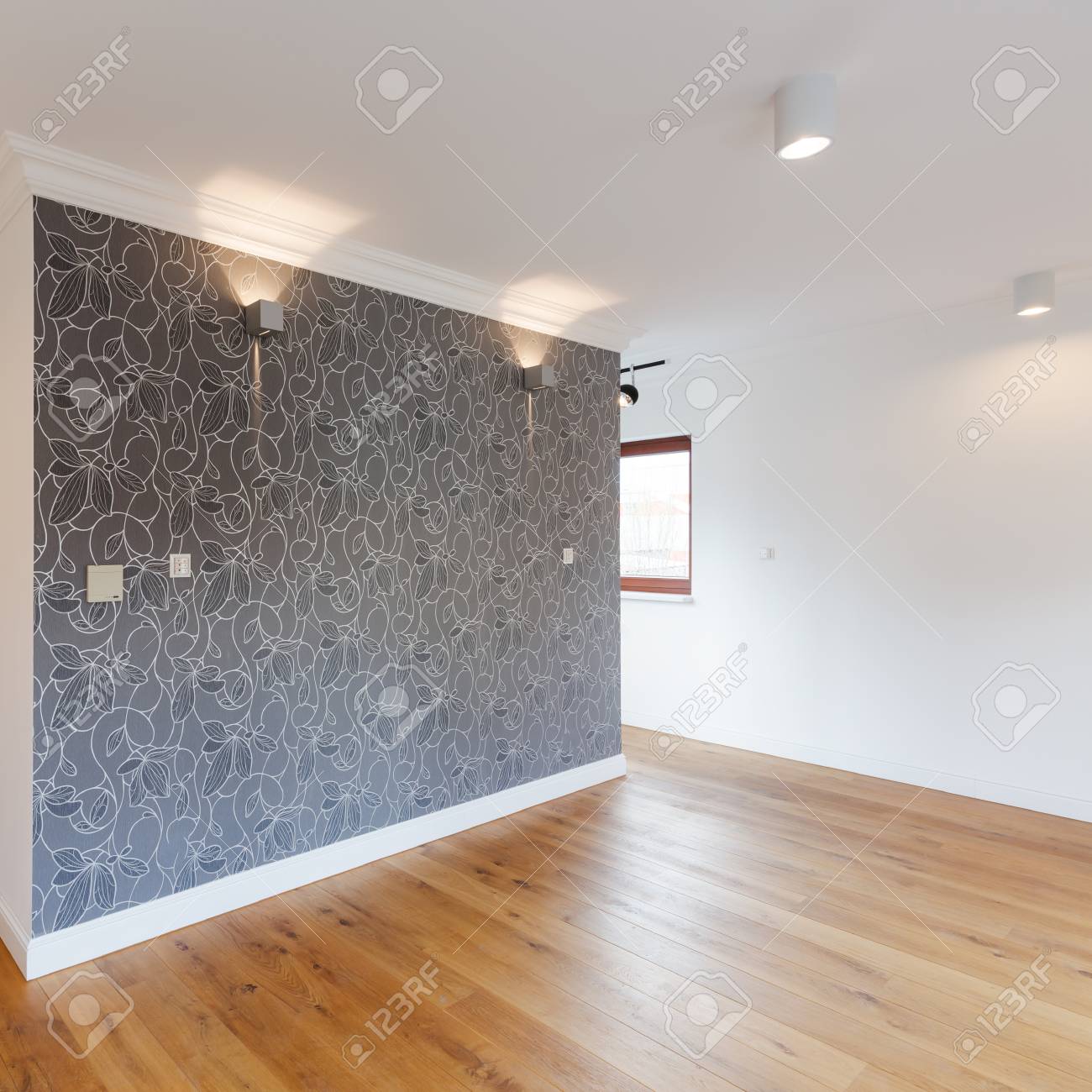 Die Geraumigen Flur In Moderne Villa Mit Holzboden Und Eleganten Tapeten Lizenzfreie Fotos Bilder Und Stock Fotografie Image 72003405