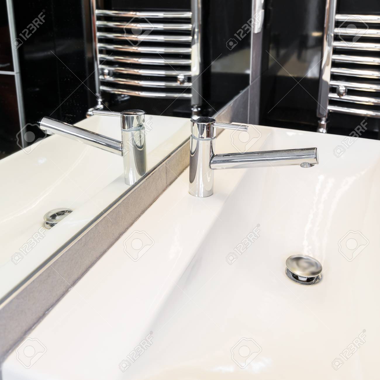 Nahaufnahme Einer Sehr Sauberen Badezimmerwanne Mit Einem Silbernen ... Nahaufnahme Einer Sehr Sauberen Badezimmerwanne Mit Einem Silbernen ...