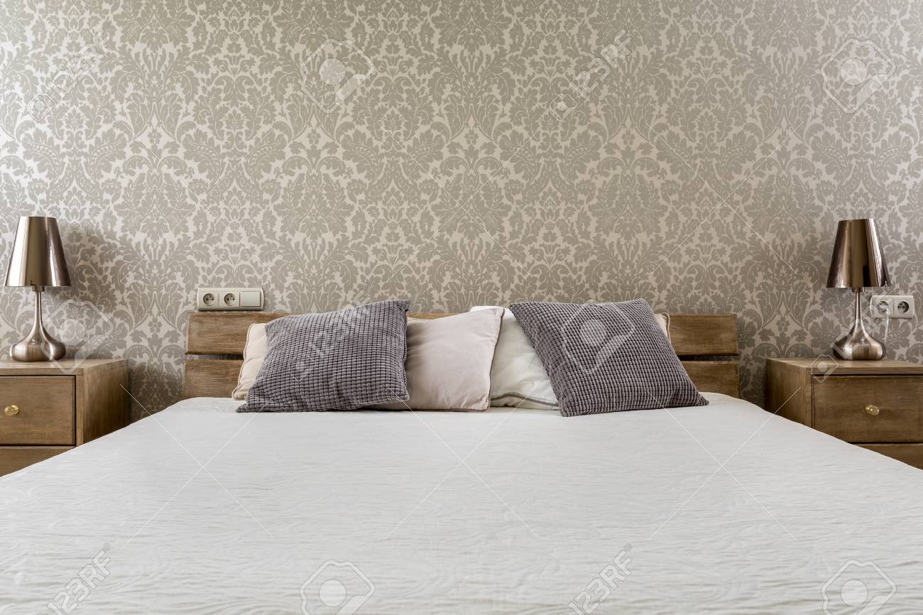 tapete schlafzimmer, breites ehebett mit hölzernen nachtschränken im schlafzimmer mit, Design ideen
