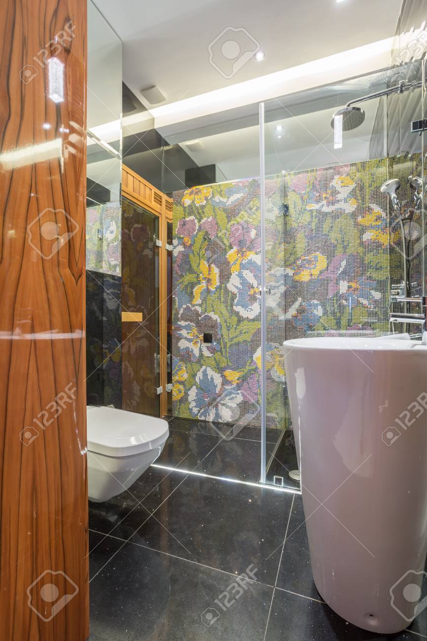 Stilvolles Badezimmer Mit Holztur Und Bunten Fliesen Lizenzfreie Fotos Bilder Und Stock Fotografie Image 73771583