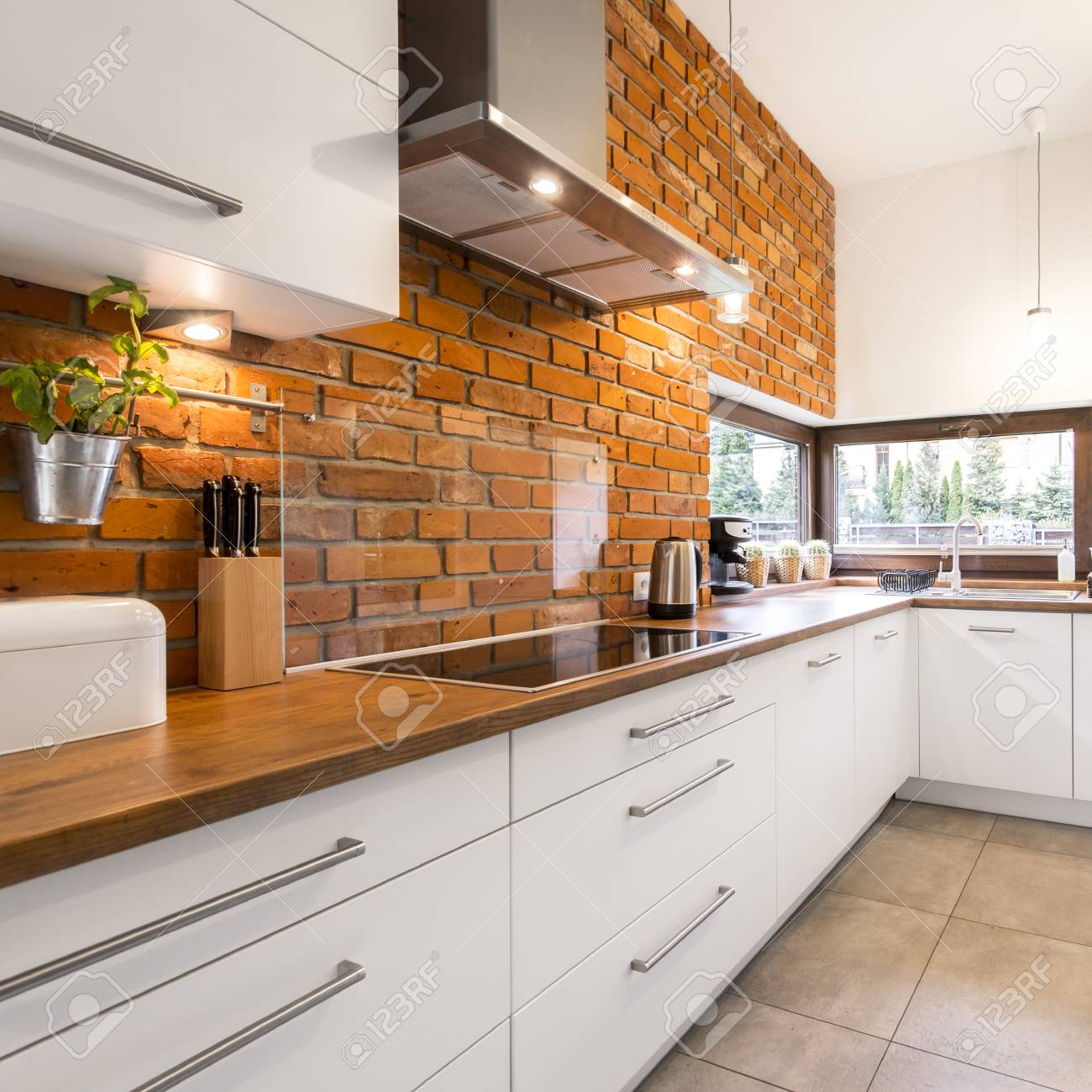 Mur De Briques Dans La Cuisine Moderne Et Spacieux Blanc Conçu Avec ... Mur De Briques Dans La Cuisine Moderne Et Spacieux Blanc Conçu Avec ...