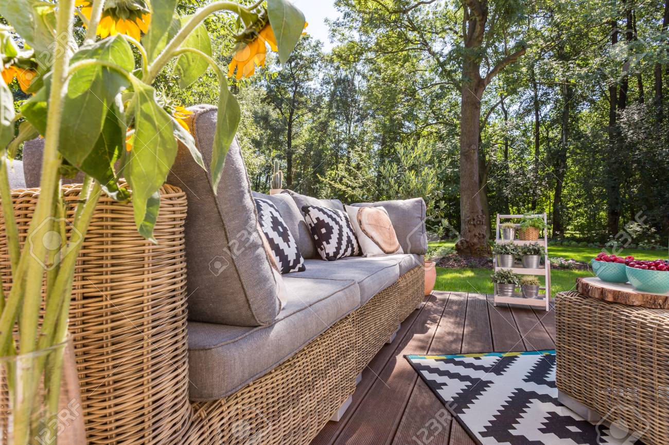 banque dimages terrasse villa lgante avec meuble en rotin et tapis motifs prs du jardin de la maison - Meuble Terrasse banque dimages terrasse villa lgante avec meuble en rotin et tapis motifs prs du jardin de la maison - Meuble Terrasse