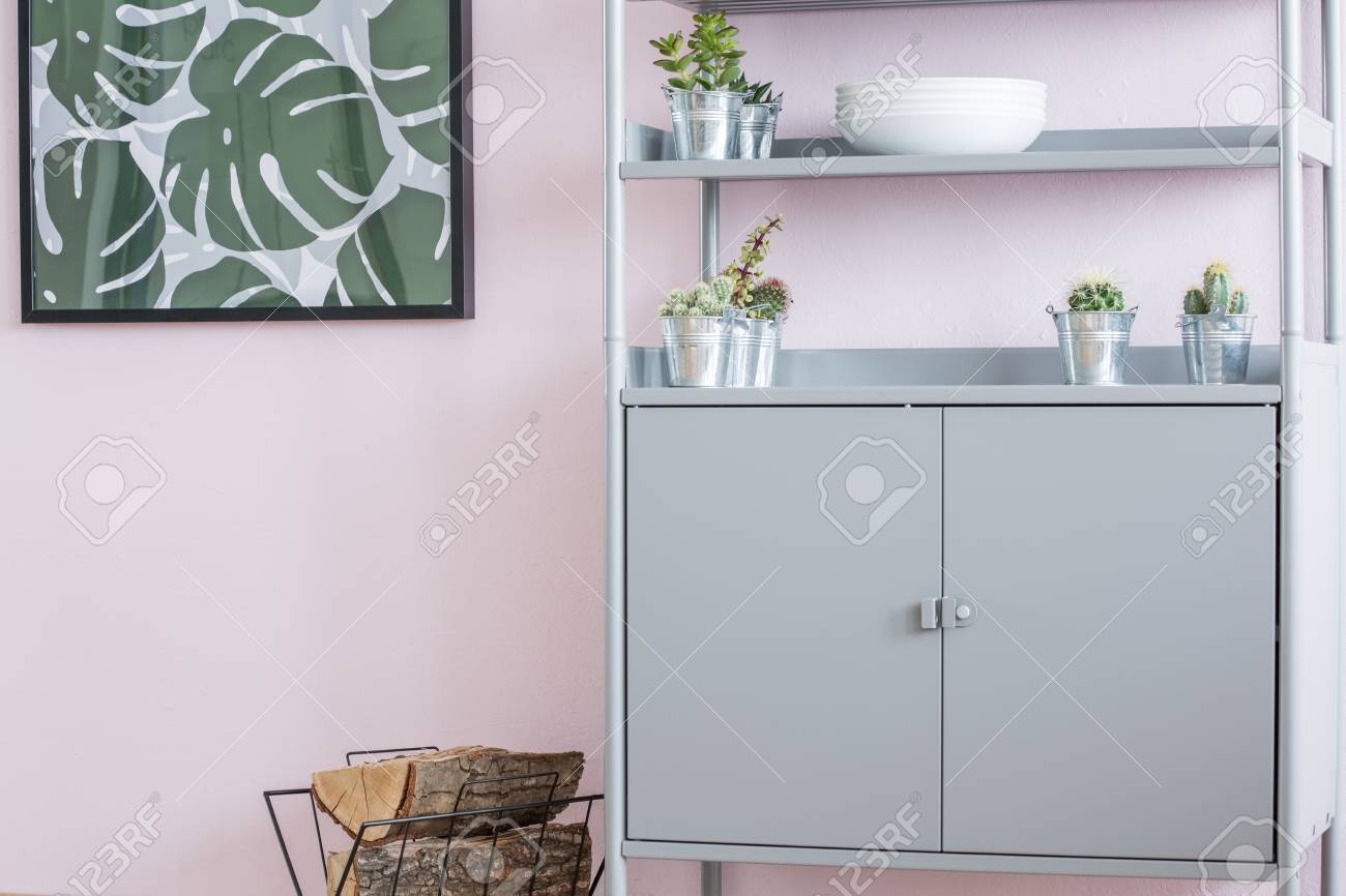 Home Interieur Mit Metall Bücherregal Und Monstera Blatt ... Home Interieur Mit Metall Bücherregal Und Monstera Blatt ...