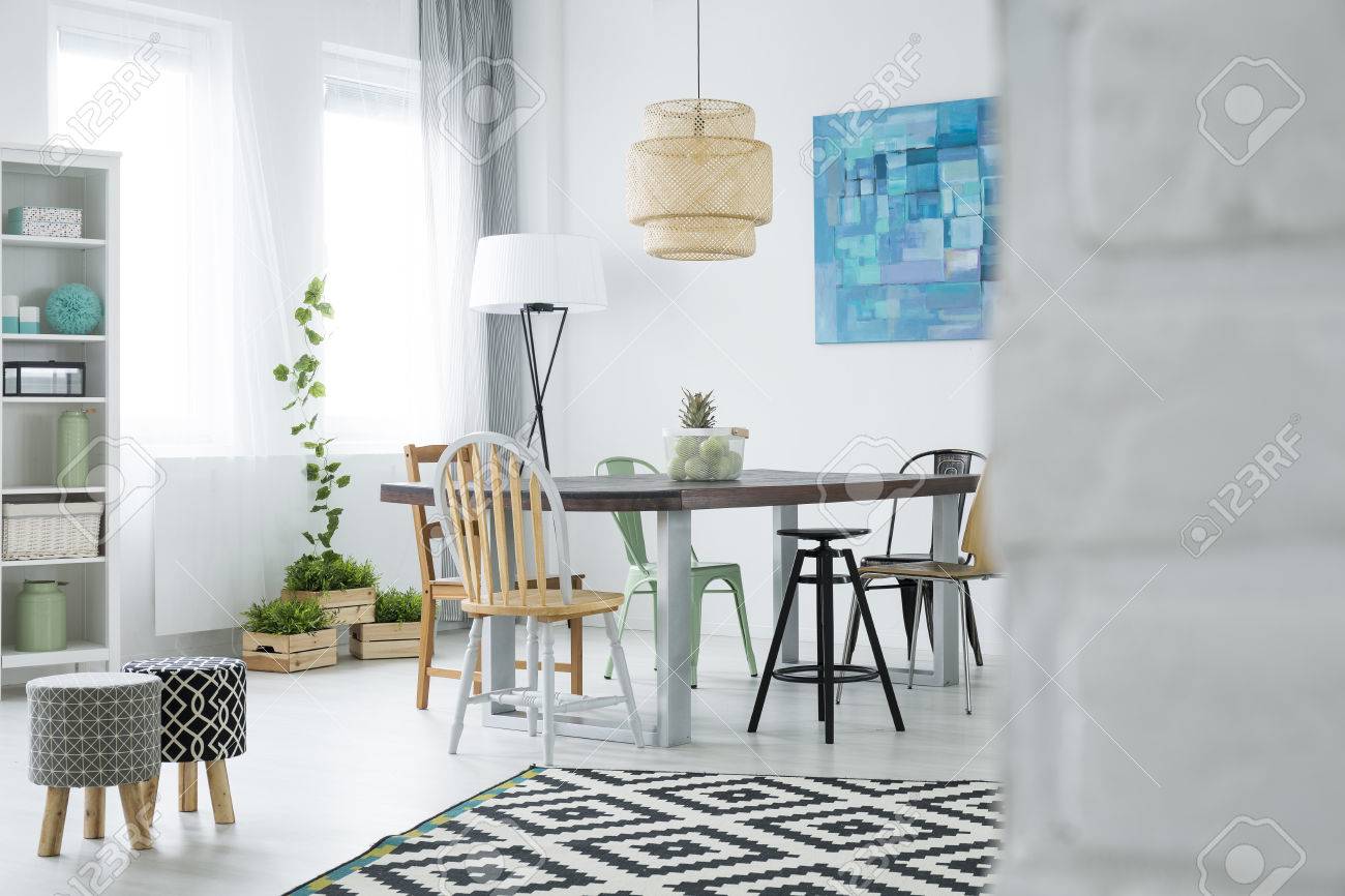 Weisses Esszimmer Mit Fenster Lampe Hocker Und Bucherregal Lizenzfreie Fotos Bilder Und Stock Fotografie Image 75718069