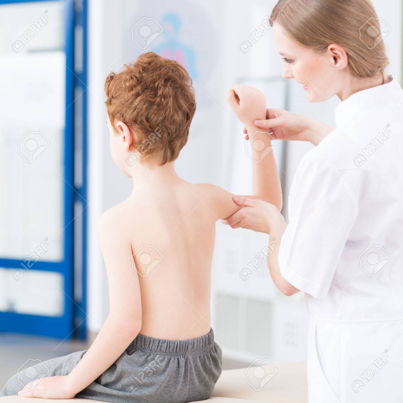 リハビリテーション病院の子訪問小児理学療法士 の写真素材 画像素材 Image リハビリテーション病院の子訪問小児理学療法士 の写真素材 画像素材 Image