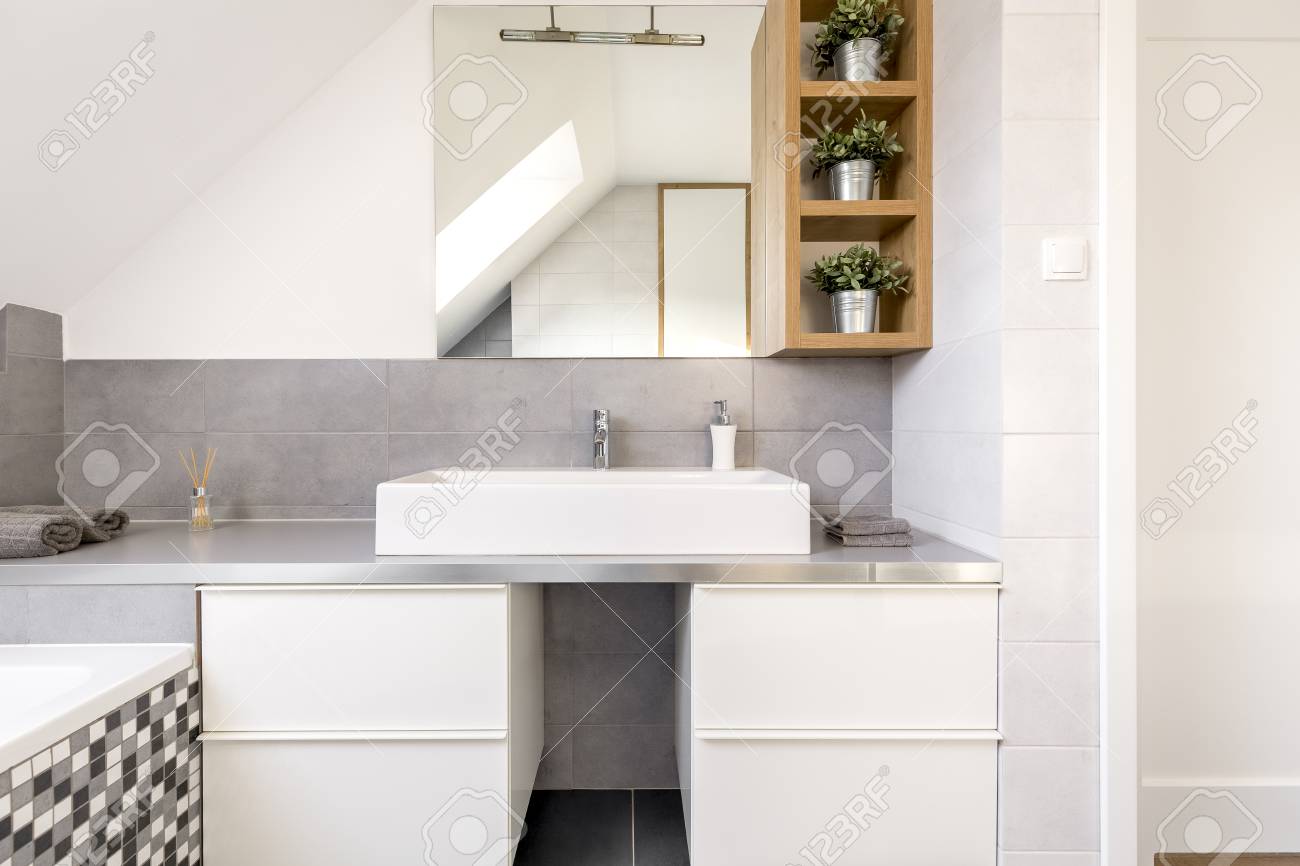 Cuarto De Baño Gris Con Armarios Blancos Y Espejo Fotos, Retratos ... Cuarto De Baño Gris Con Armarios Blancos Y Espejo Fotos, Retratos ...