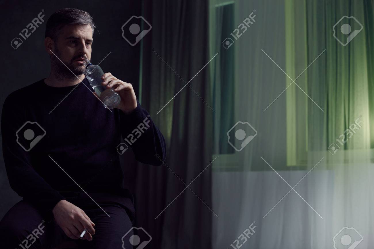 hombre fumando solo